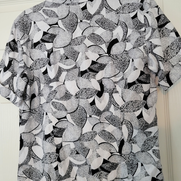 Chico's Blouse Linen Black White Art to wear abstract Short Sleeve Buttondown - Picture 3 of 4